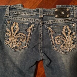 Miss Me capri Fleur De lis embroidered women’s jeans size 29 x 21 inseam